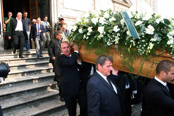 Agenti_region_del_concorso_portano_a_spalla_il_feretro_di_E._Mir.