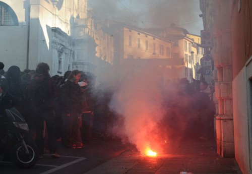 StudiCentro, gli studenti non si difendono con i fumogeni