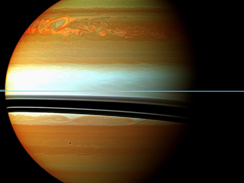 Bollono misteri nel vortice di Saturno