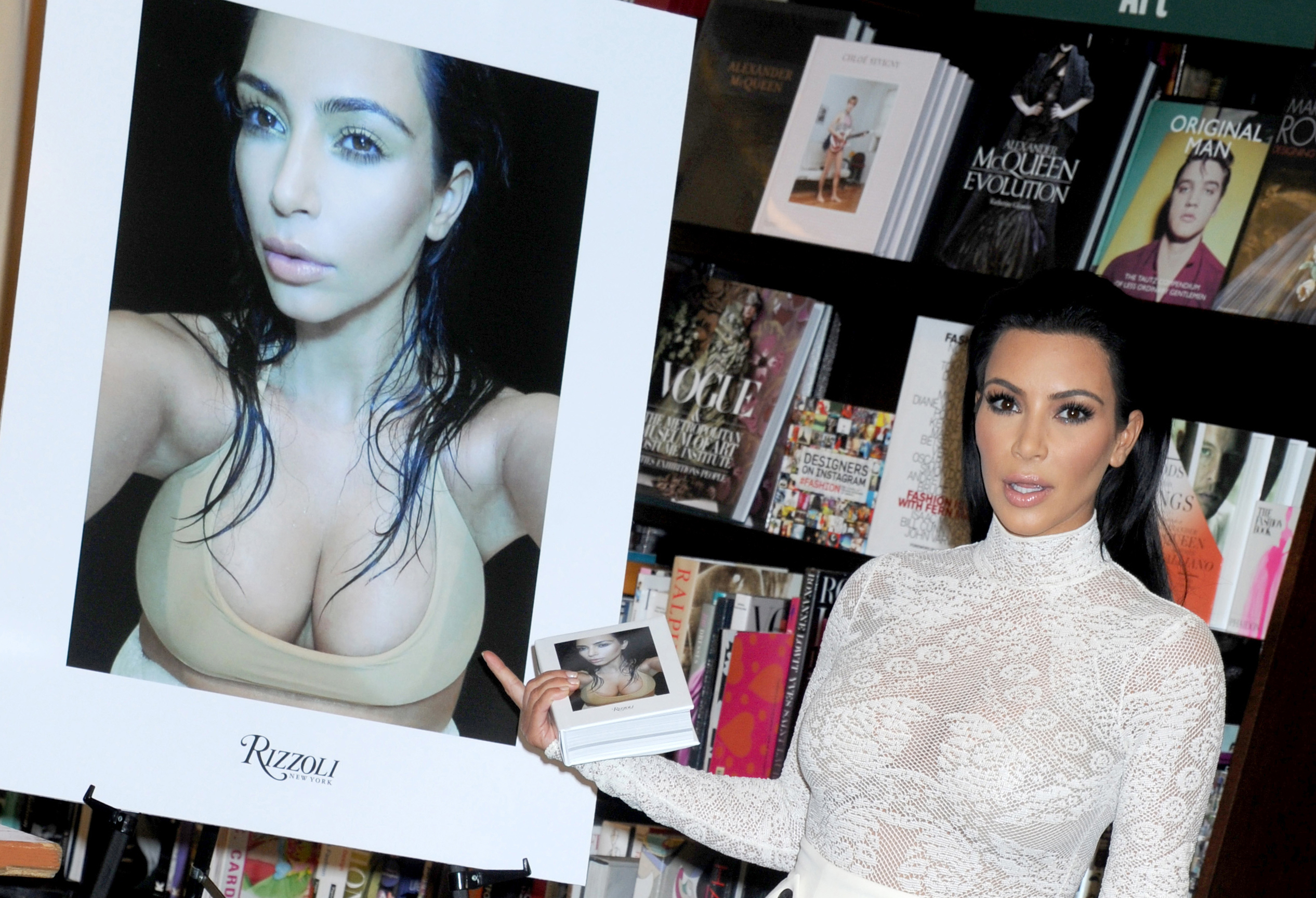 Kim Kardashian signs copies cf ‘Selfish’