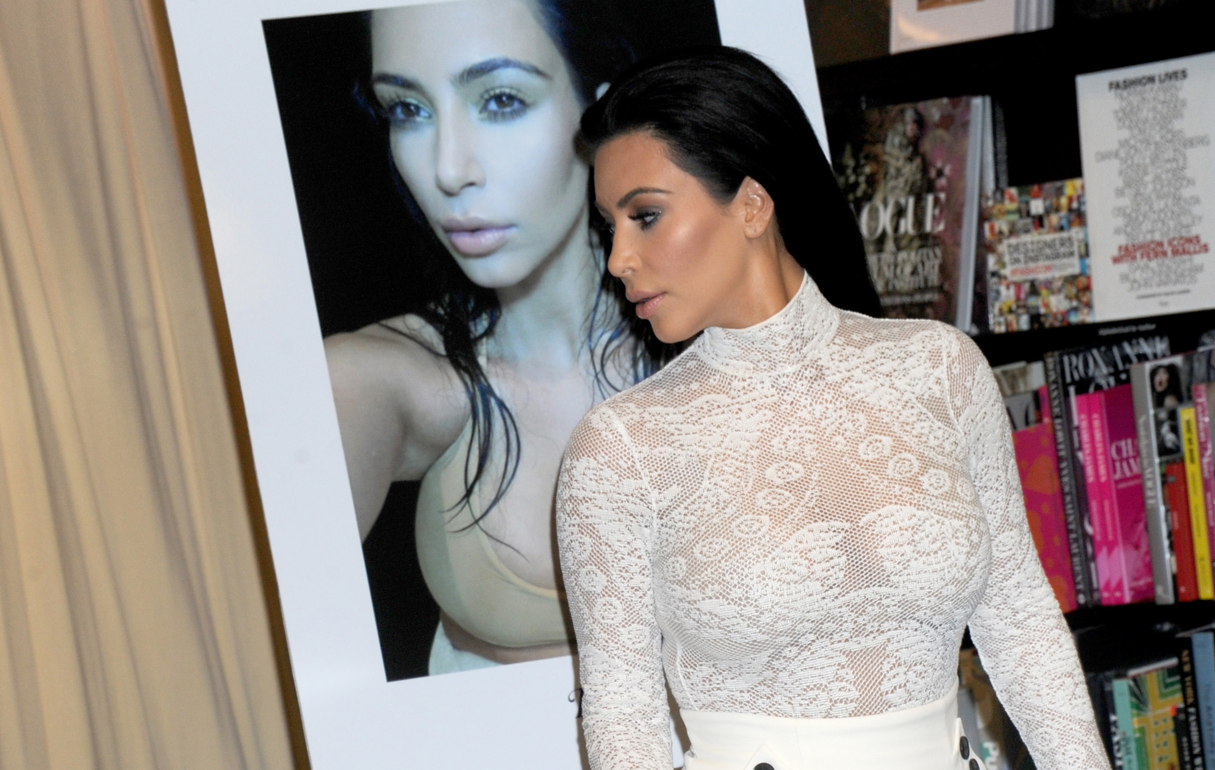 Kim Kardashian signs copies cf 'Selfish'