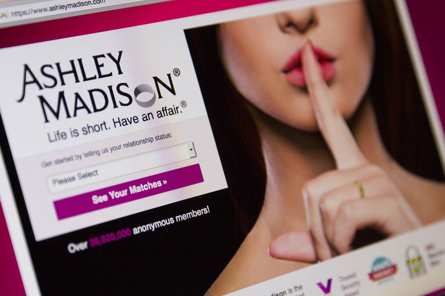 Ashley Madison: dati pubblicati, i vip tremano