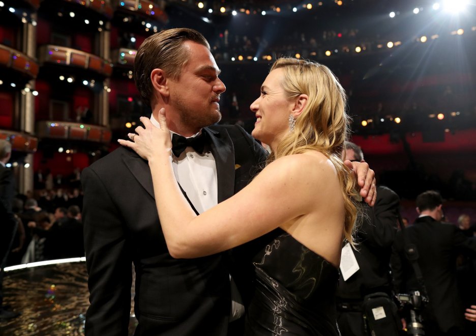 Leonardo DiCaprio abbraccia l’amica Kate Winslet dopo la vittoria agli Oscar 2016