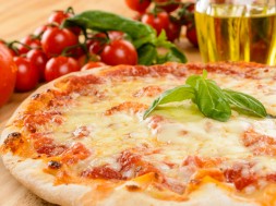 Pizza margherita, close-up, fuoco selettivo