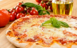 Pizza margherita, close up, fuoco selettivo