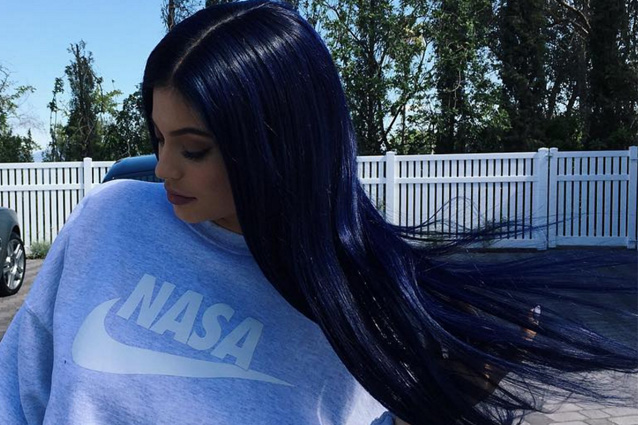 Midnight blue, il nuovo colore di Kylie Jenner è già trend
