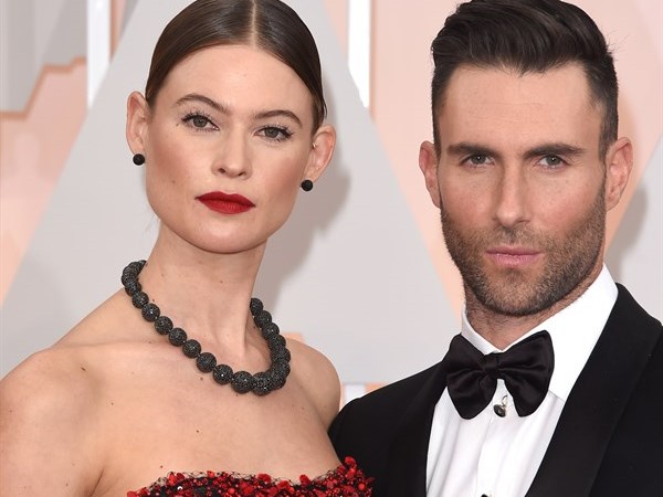 Adam Levine presto papà, il cantante dei Maroon 5 e Behati Prinsloo aspettano un figlio