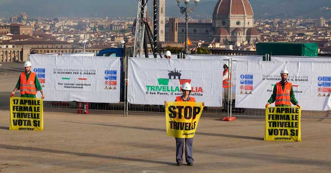 Greenpeace in azione a Firenze: “una trivella anche nella città di Renzi, il petrolio corrompe le bellezze dell’Italia”