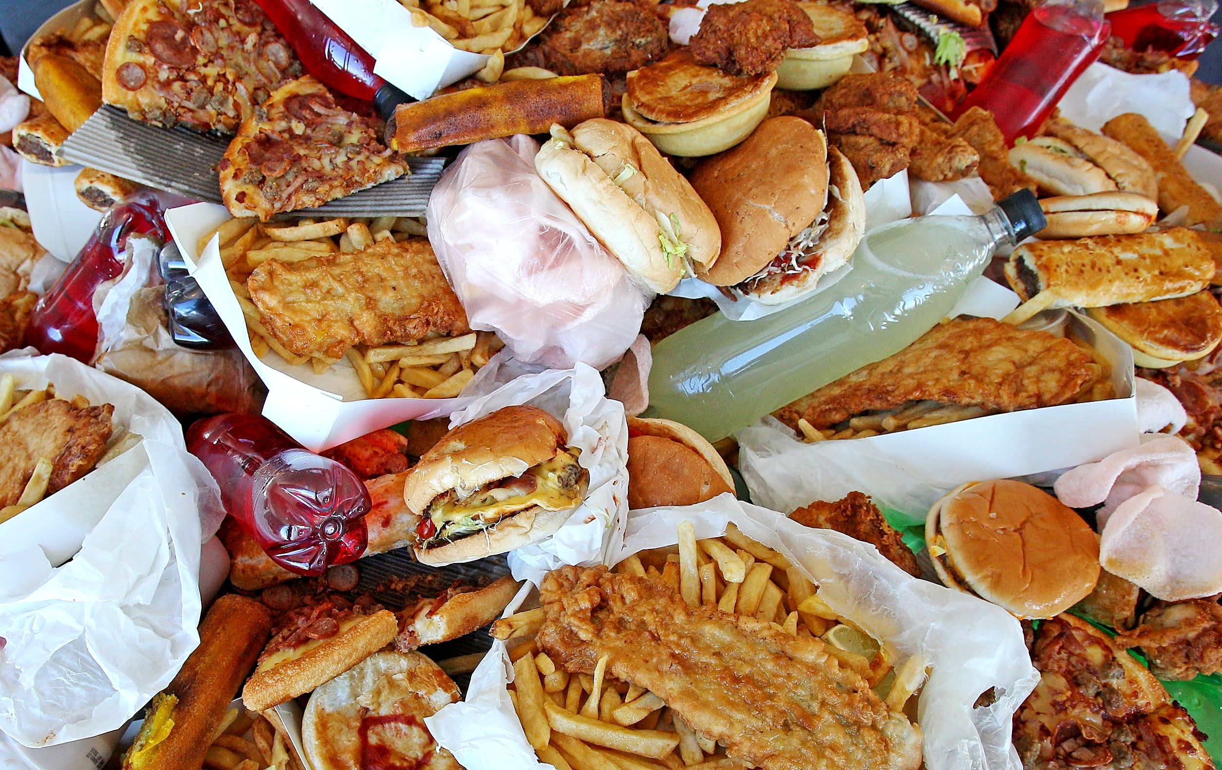 Gli effetti negativi del cibo spazzatura: ecco tutti gli alimenti da evitare