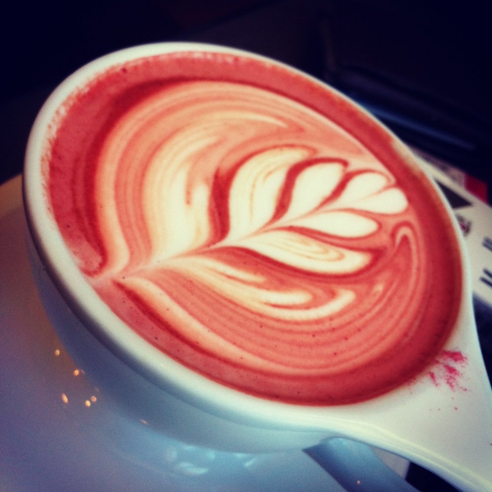 Red Velvet Latte, ecco il cappuccino rosso che spopola sui social