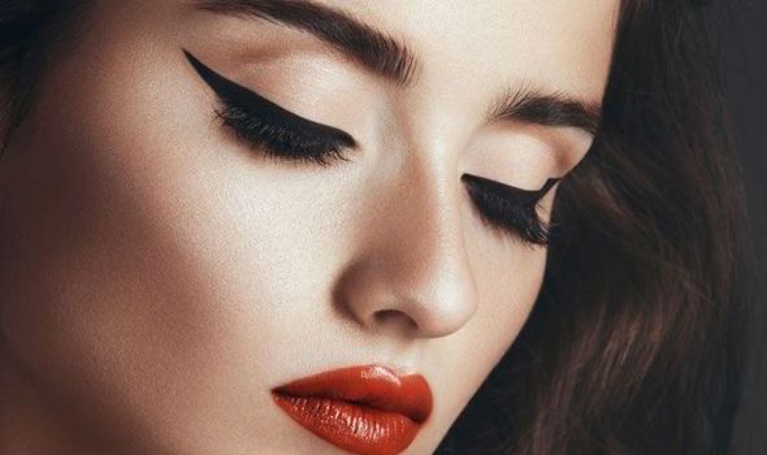 Come mettere l’eyeliner in modo perfetto: trucchi e consigli utili
