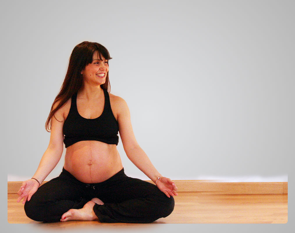 Yoga in gravidanza: i benefici e gli esercizi da praticare nei diversi trimestri