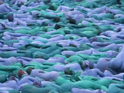I nudi blu di Spencer Tunick a Hull