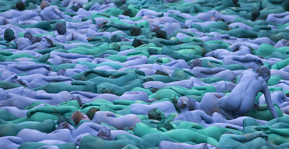 Nudi e dipinti di blu, tremila persone per l’opera di Tunick