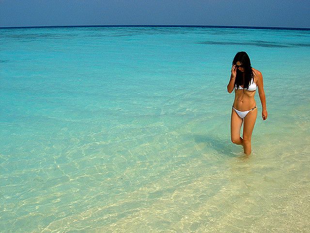 L’acqua di mare fa bene alle gambe: combatte il gonfiore e riduce la cellulite