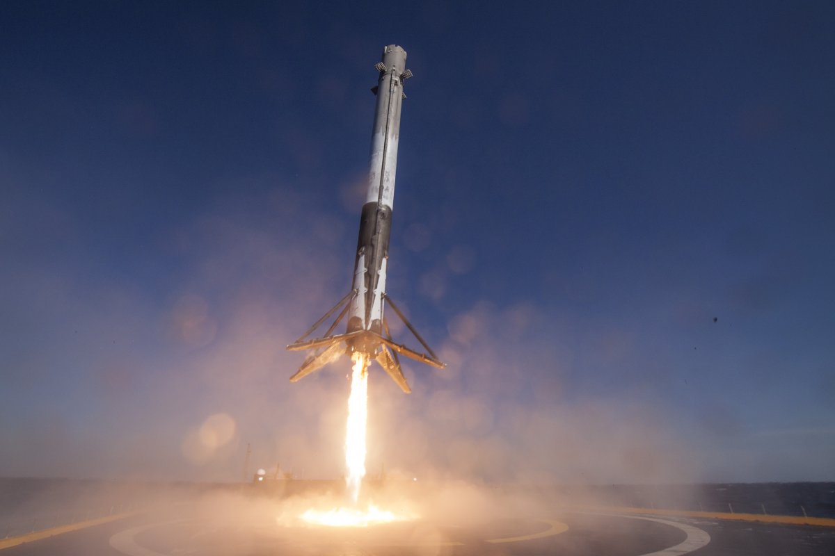 Space X: Falcon 9 lancia Dragon verso la ISS e atterra di nuovo