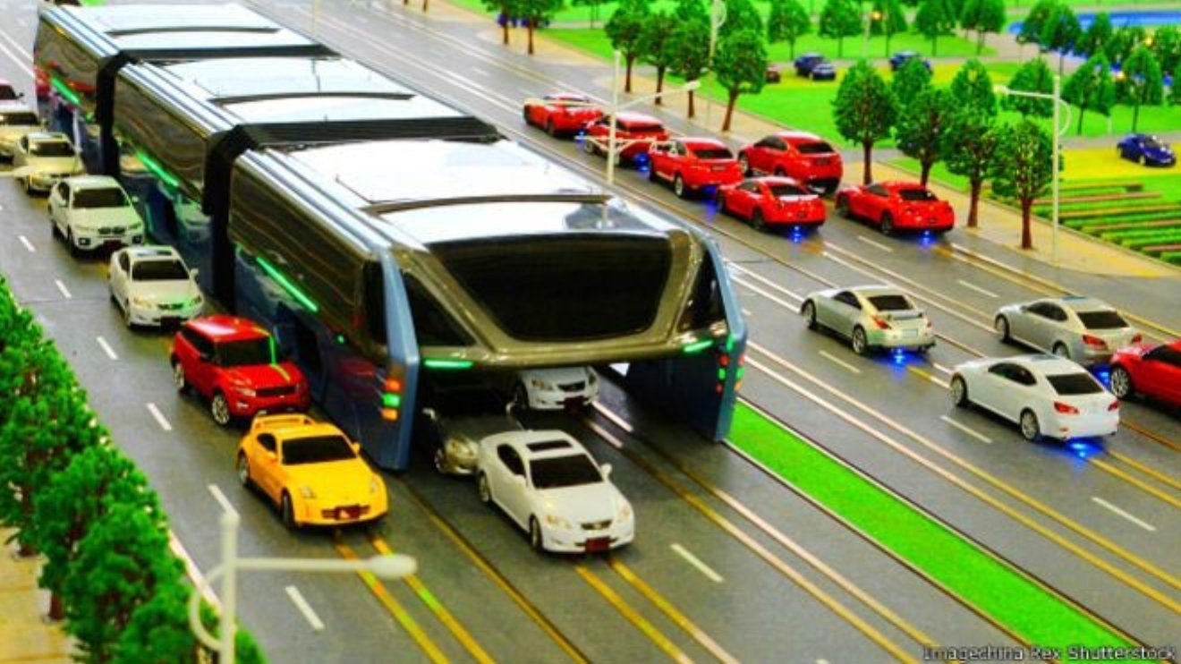 Cina, inaugurato TEB l’autobus che passa sopra le auto